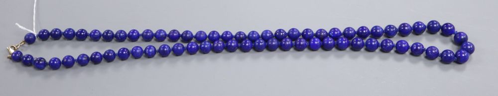 A lapis lazuli circular bead necklace, 92cm.